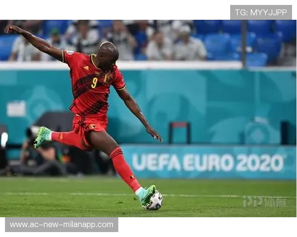 卢卡库脚底拨球晃倒对手,比利时前场节奏完全掌握