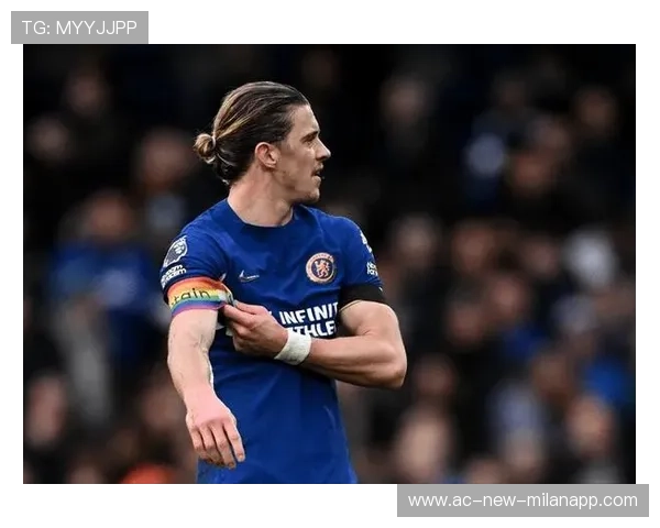 切尔西反复利用弱侧制造空档，加拉格尔频繁前插